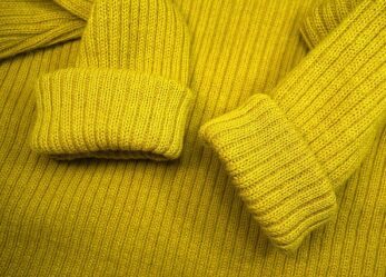 Un addetto alle vendite con contratto a chiamata nel settore abbigliamento