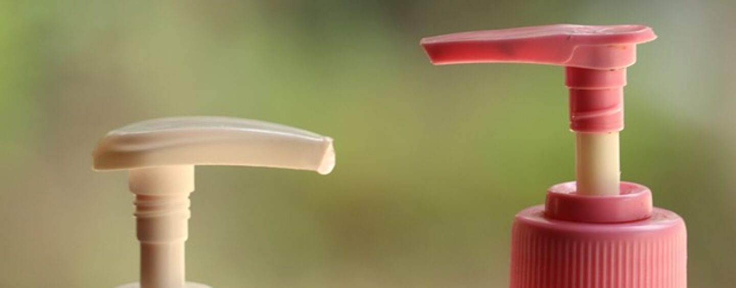 Un addetto alle vendite in supermercato di prodotti per la casa