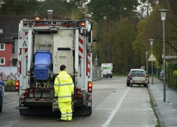Un autista raccolta rifiuti