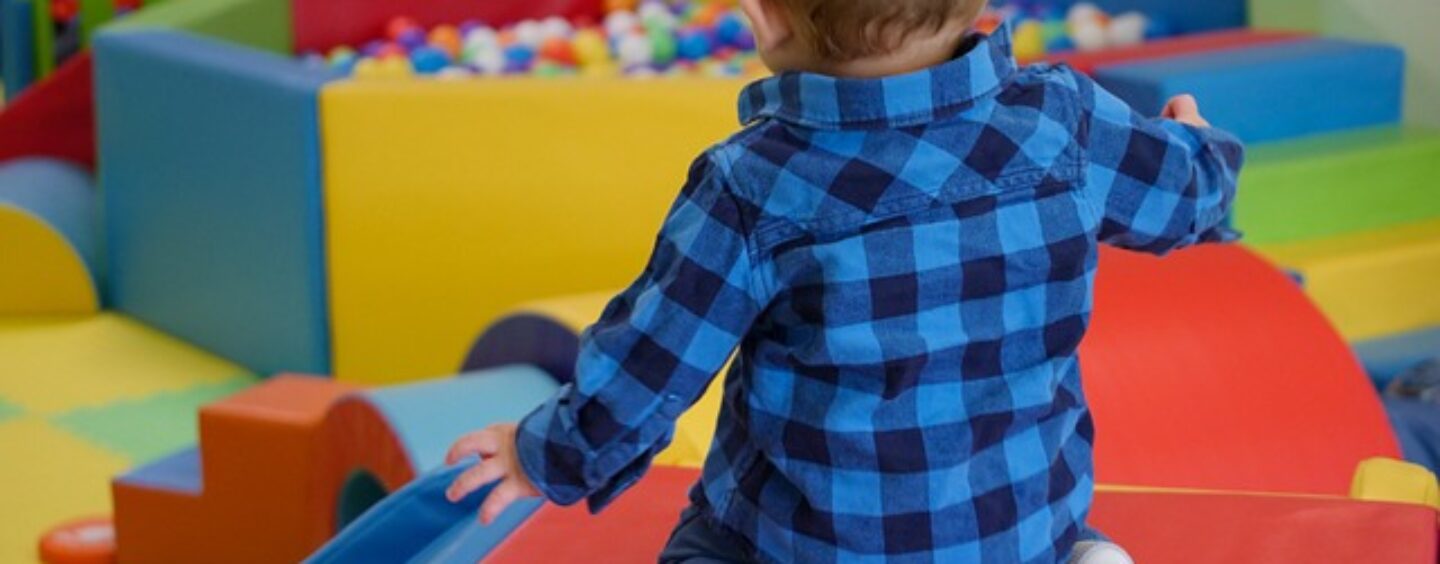 Assistenti all’infanzia per area giochi di un centro commerciale