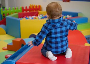 Assistenti all’infanzia per area giochi di un centro commerciale