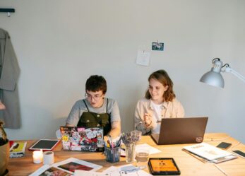 Crea una locandina per uno spettacolo teatrale!