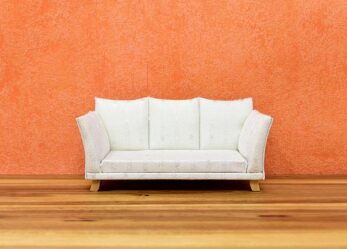 Addetto alle vendite per negozio di divani